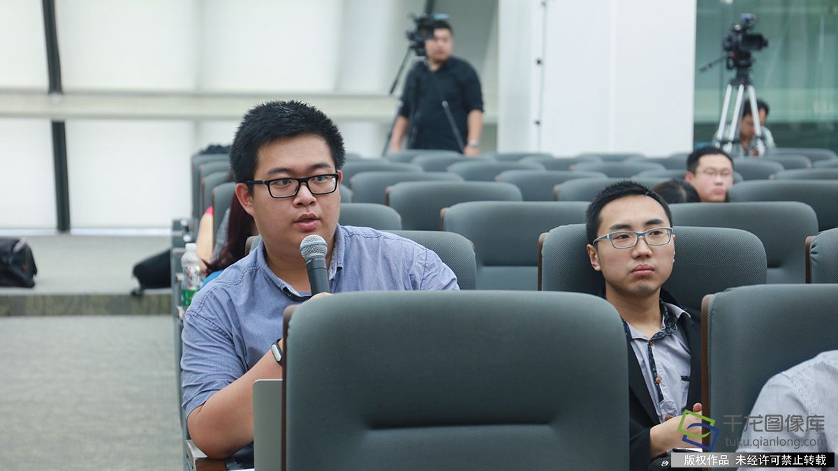 北京日报记者提问。
