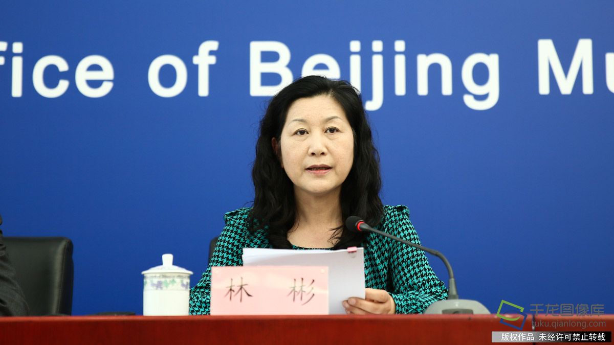 图为北京市贸促会副主任、新闻发言人林彬介绍第二十届科博会总体活动及筹备情况。