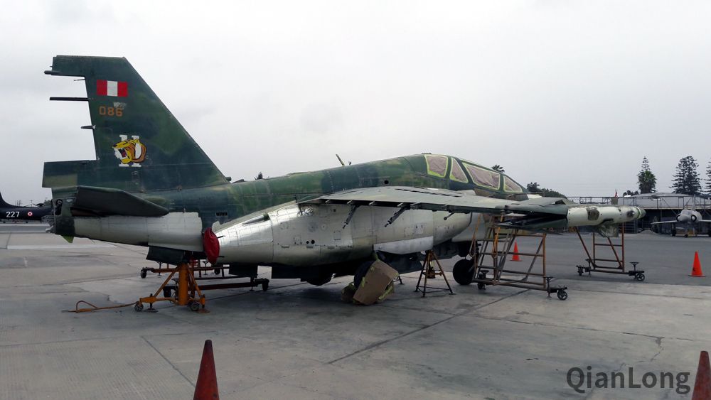 俄罗斯博主眼中的秘鲁飞机维修厂 门口有老飞