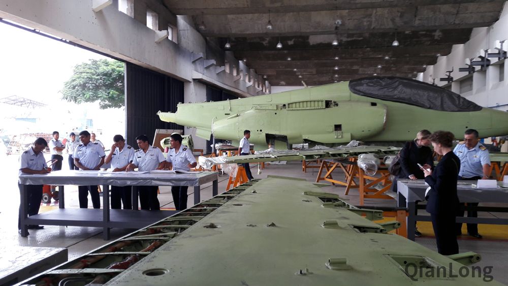 俄罗斯博主眼中的秘鲁飞机维修厂 门口有老飞