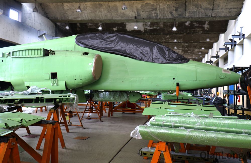 俄罗斯博主眼中的秘鲁飞机维修厂 门口有老飞