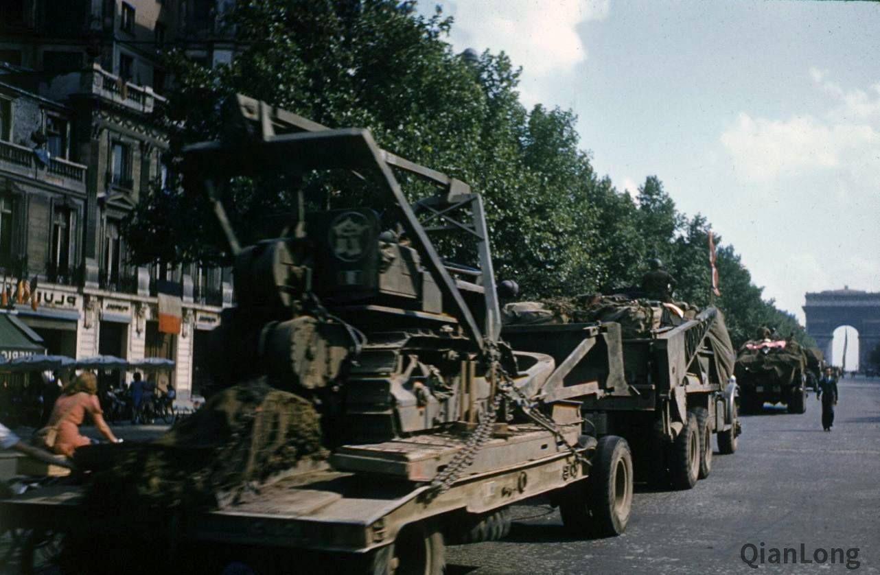 盟军解放巴黎老照片 戴高乐与自由法国军队通
