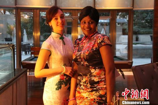 外国年轻人办“旗袍PARTY”愿为中外文化交流牵线搭桥