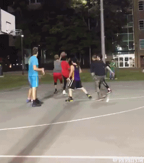 宁泽涛在澳洲外训期间打球的照片,可以看到酷爱篮球的宁泽涛装备职业