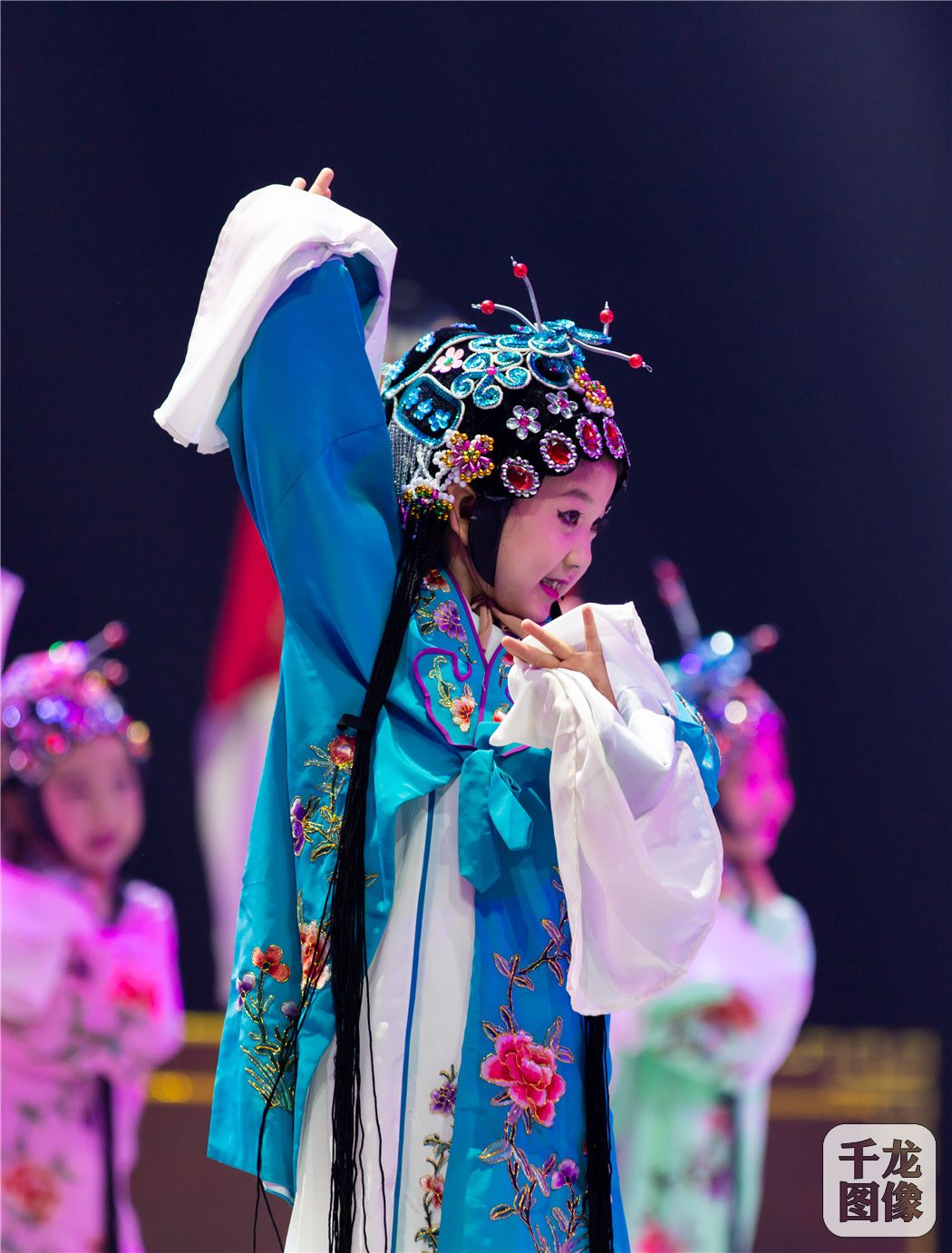图三：舞蹈《京腔京韵娃娃情》2