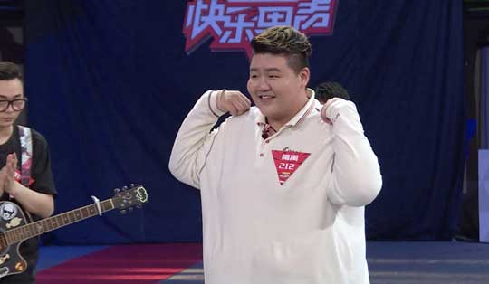 快男现场惊现36D抖胸男 李健称其为特殊人才