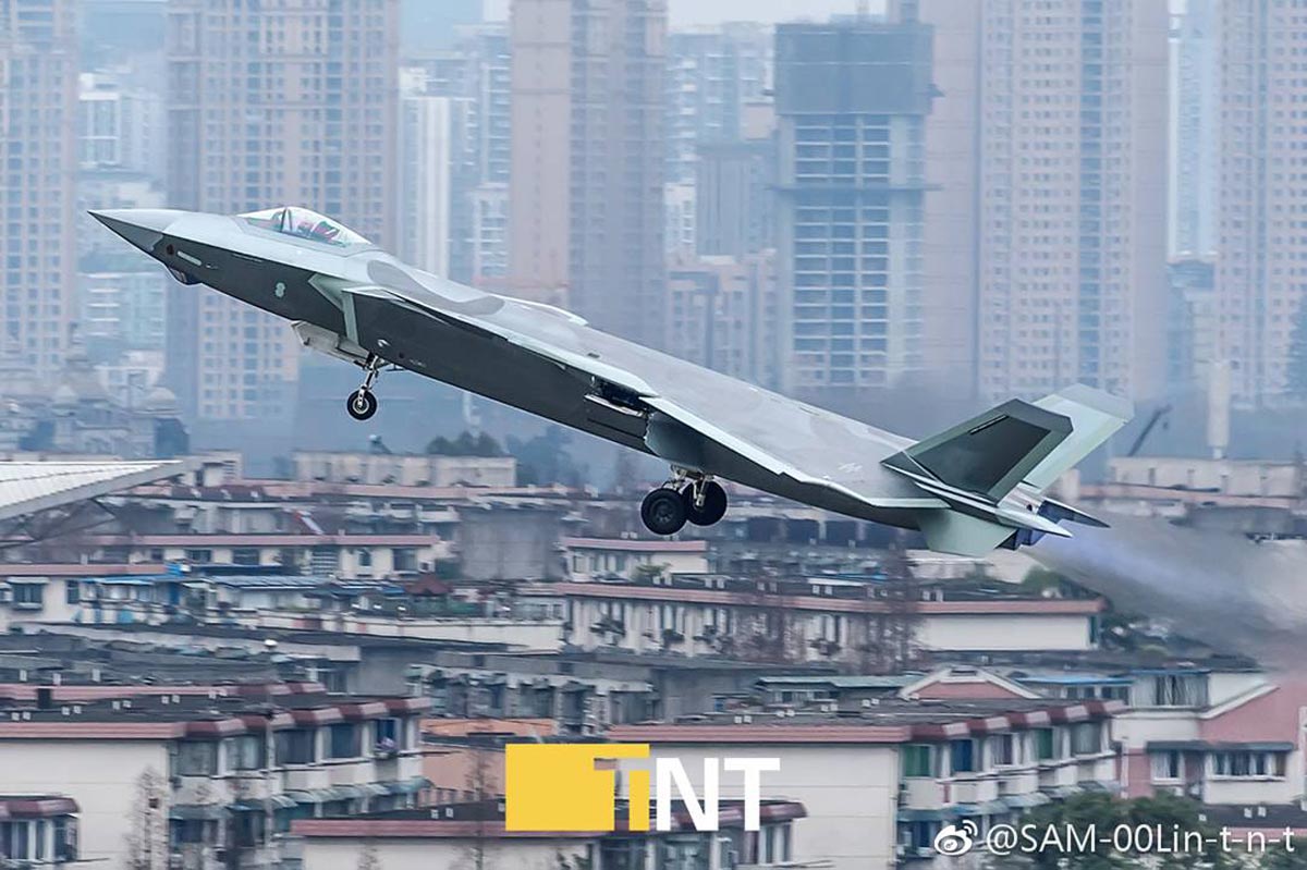 网友发布国产歼-20战机高清照 罕见角度展现机