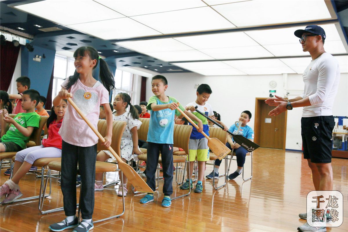 【8】孩子们在课堂中与龙舟桨亲密接触，并学习如何使用