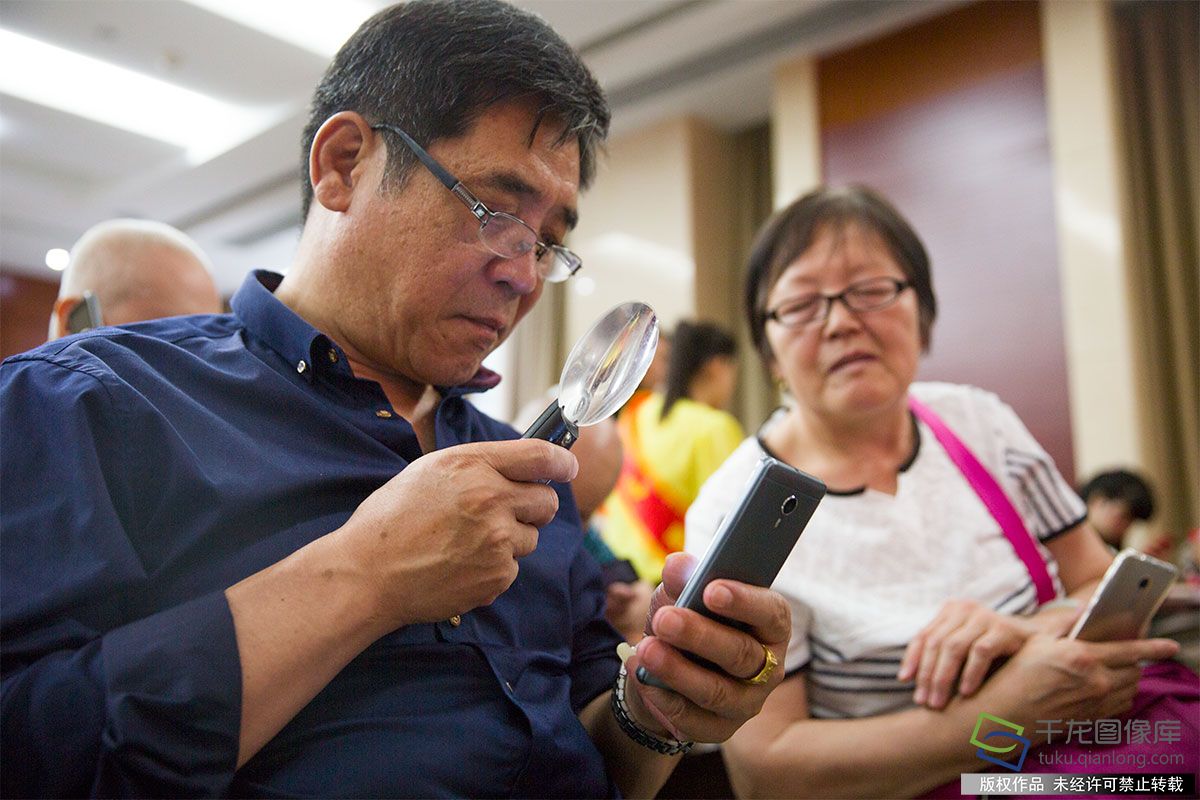 盲人企业家曹军学习用手机发微信(4)-千龙网·