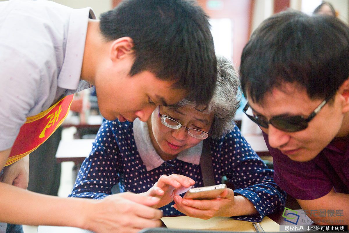 盲人企业家曹军学习用手机发微信(2)-千龙网·