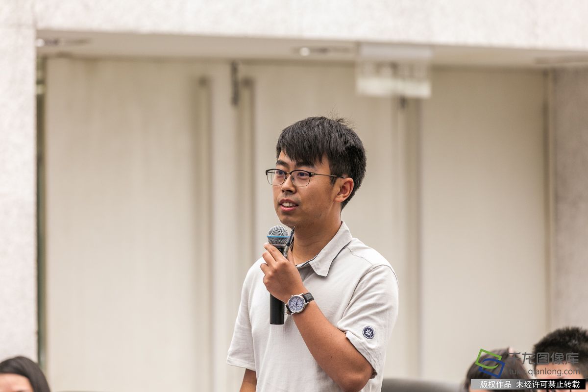 图为新华社记者现场提问。