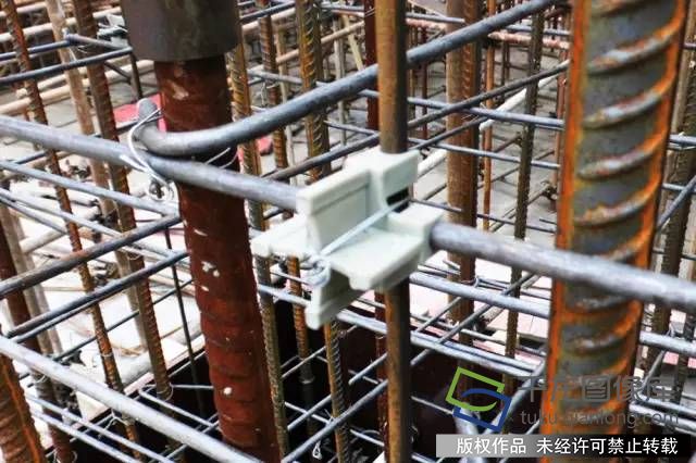 在施工过程中，项目部还创新出替代传统垫块的十字卡扣式钢筋保护层垫块。