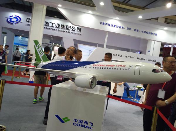 科博会展区内C919大型客机模子引来浩瀚观展者立足。（新华社记者阳娜摄）