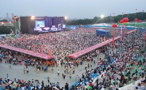 2017盱眙国际龙虾节人气再创新高,加多宝成龙