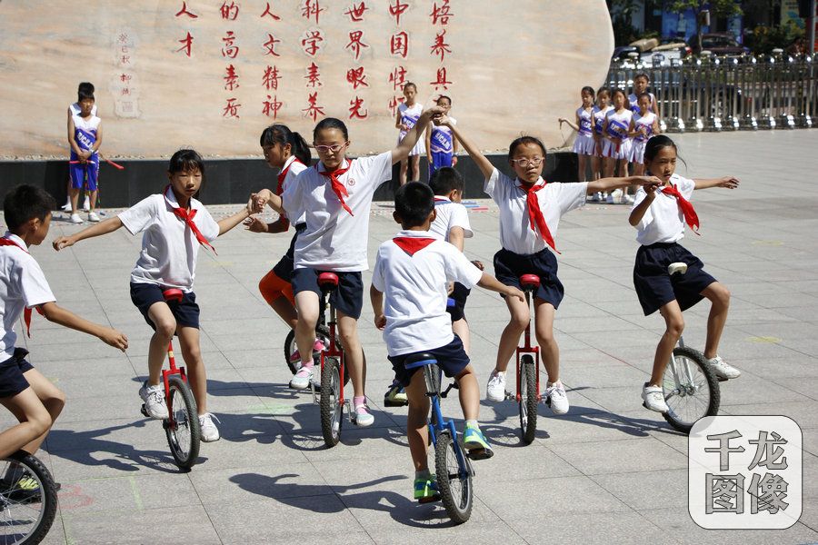 孩子们的独轮车表演
