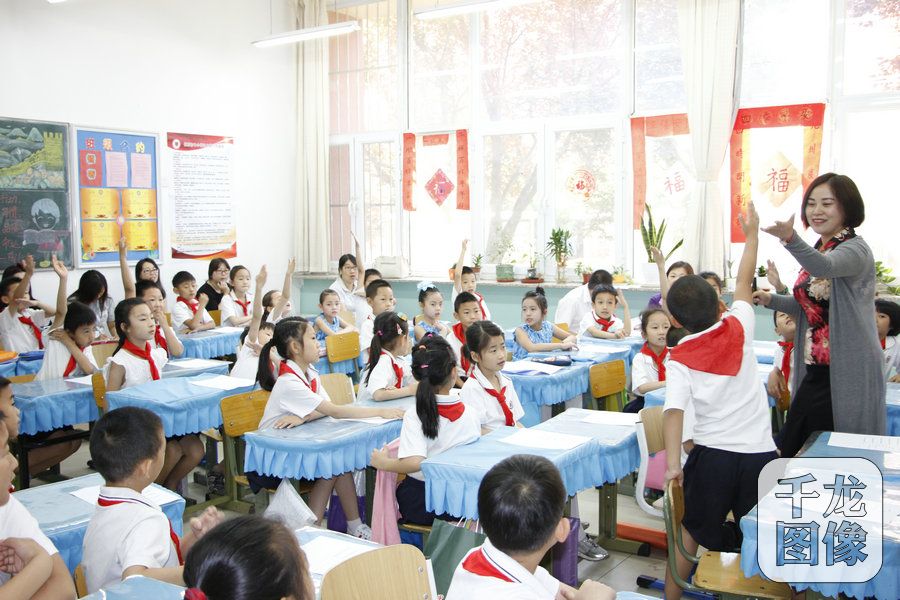 胡汉丽老师在带领孩子们进行国学诵读