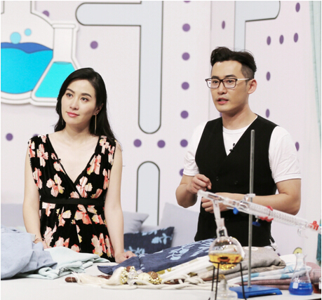 谢楠上《明星实验室》送吴京《战狼2》电影票