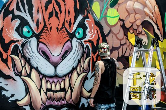 180平米巨幅涂鸦亮相世贸天阶呼吁保护野生动