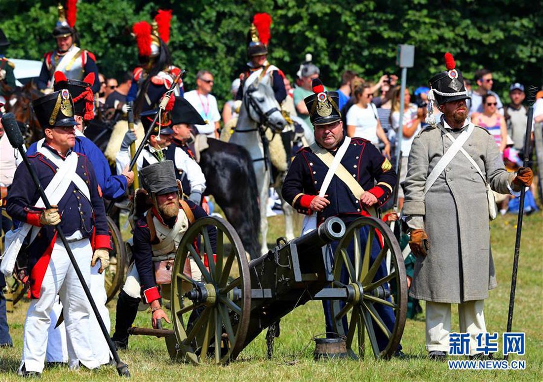 欧洲历史转折点之一:世界各地历史爱好者身着古军装重现滑铁卢战役(2)-千龙网·中国首都网