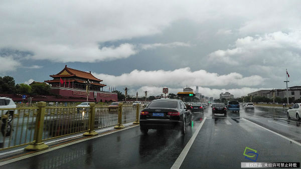 6与23日早上8时，天安门，车辆在雨中前行（图片来源：tuku.qianlong.com）。千龙网记者 杨理光摄