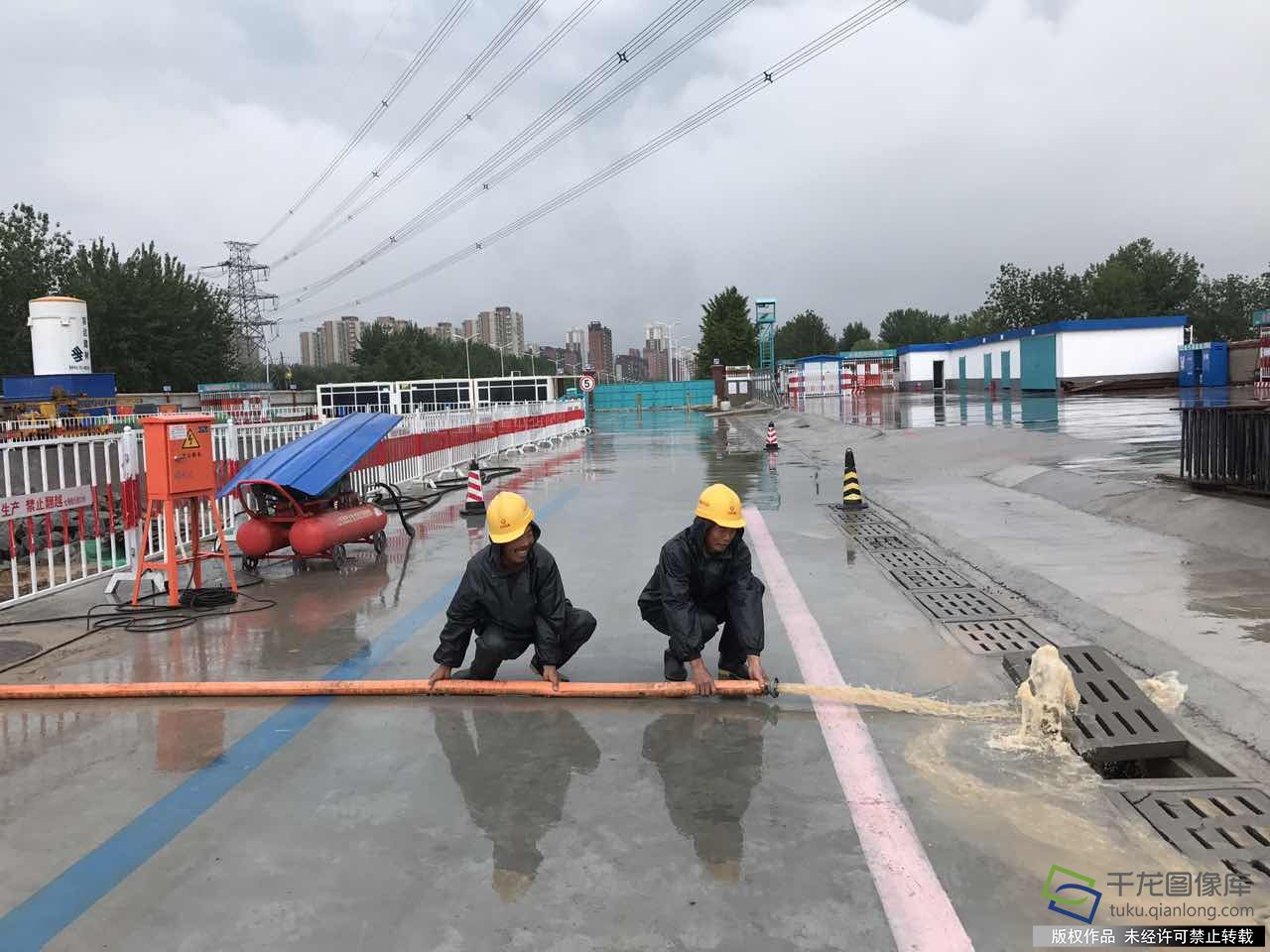 北京普降暴雨 北京城建集团重点工程排水防汛