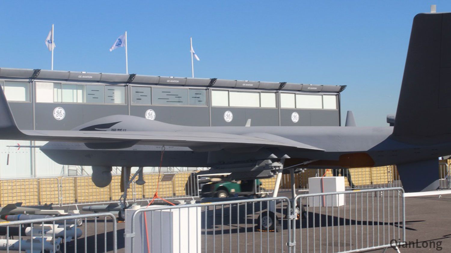 在巴黎亮相的 翼龙 2无人机 可以挂载导弹打击