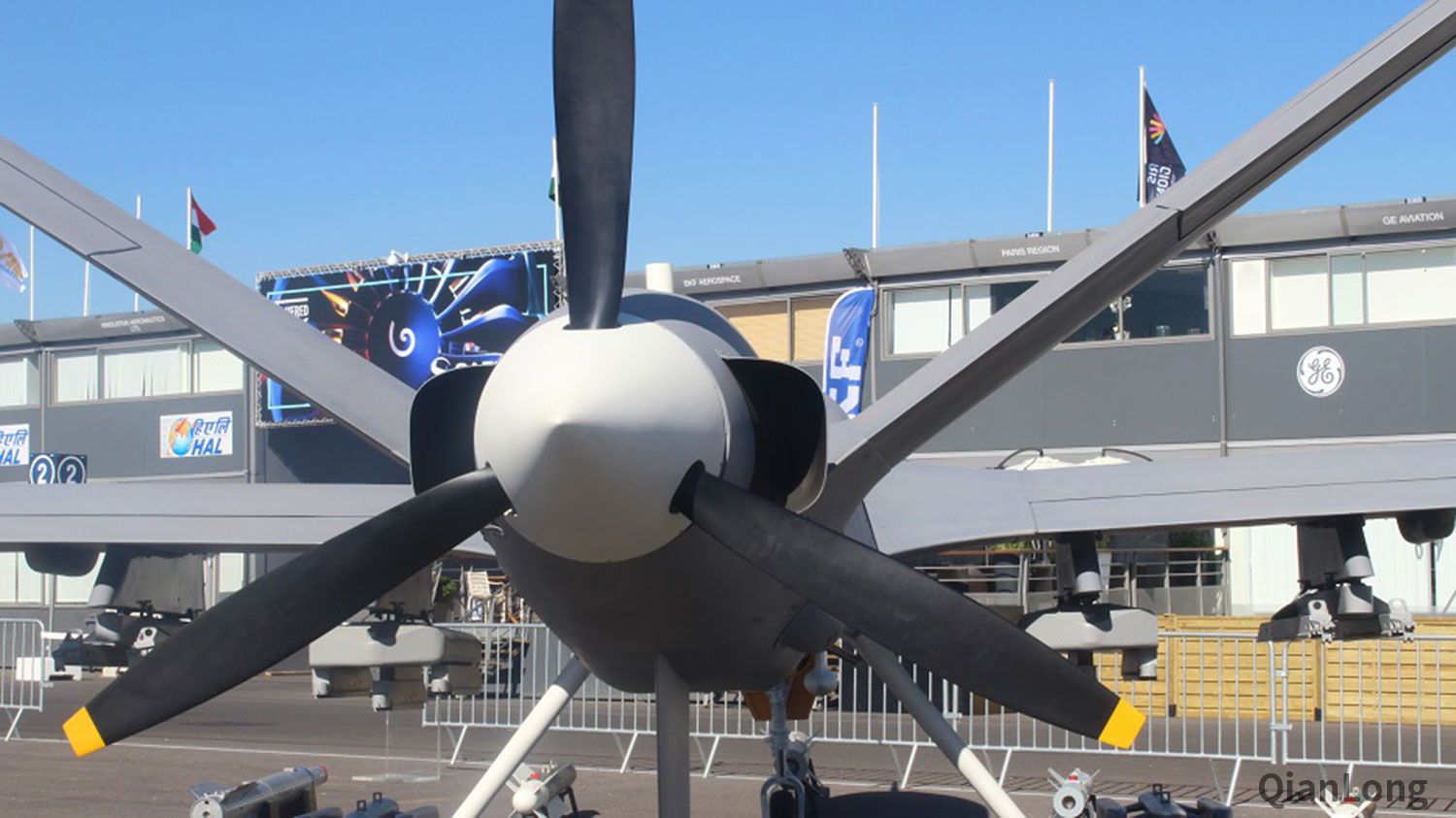 在巴黎亮相的 翼龙 2无人机 可以挂载导弹打击