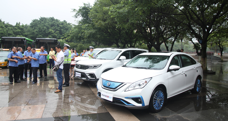 倡导文明礼让斑马线 东风风行传递人文关怀