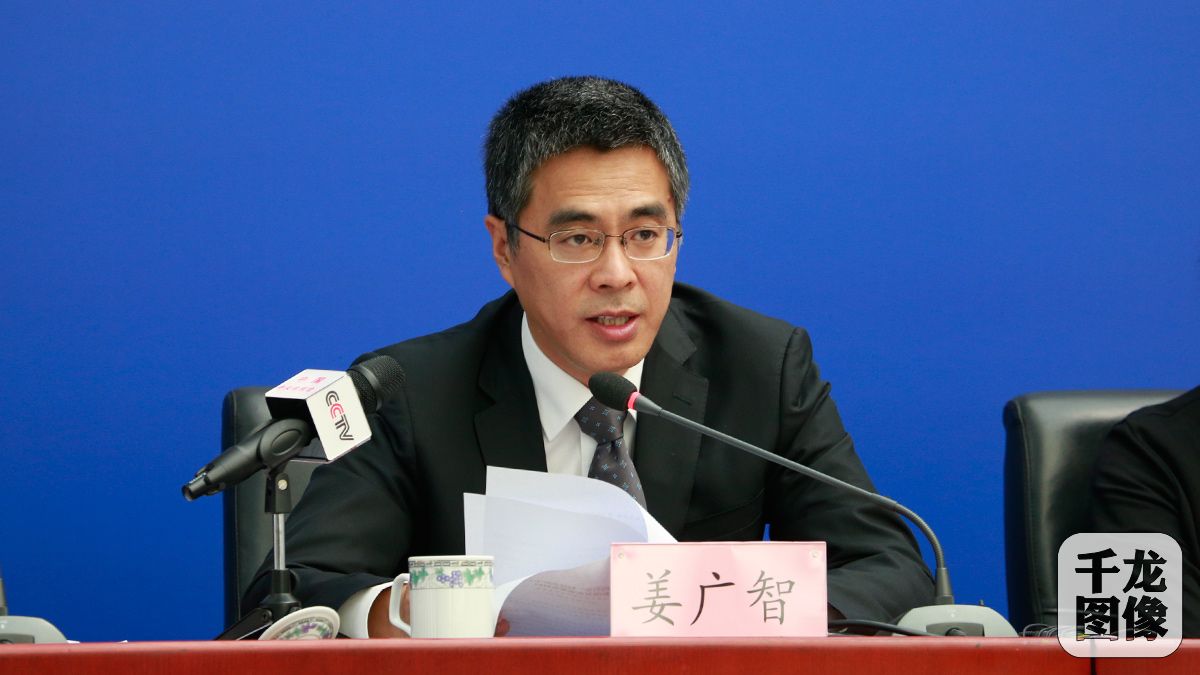 北京市经济和信息化委员会委员姜广智介绍市经信委推进北京建设全国科技创新中心发展工作有关情况。