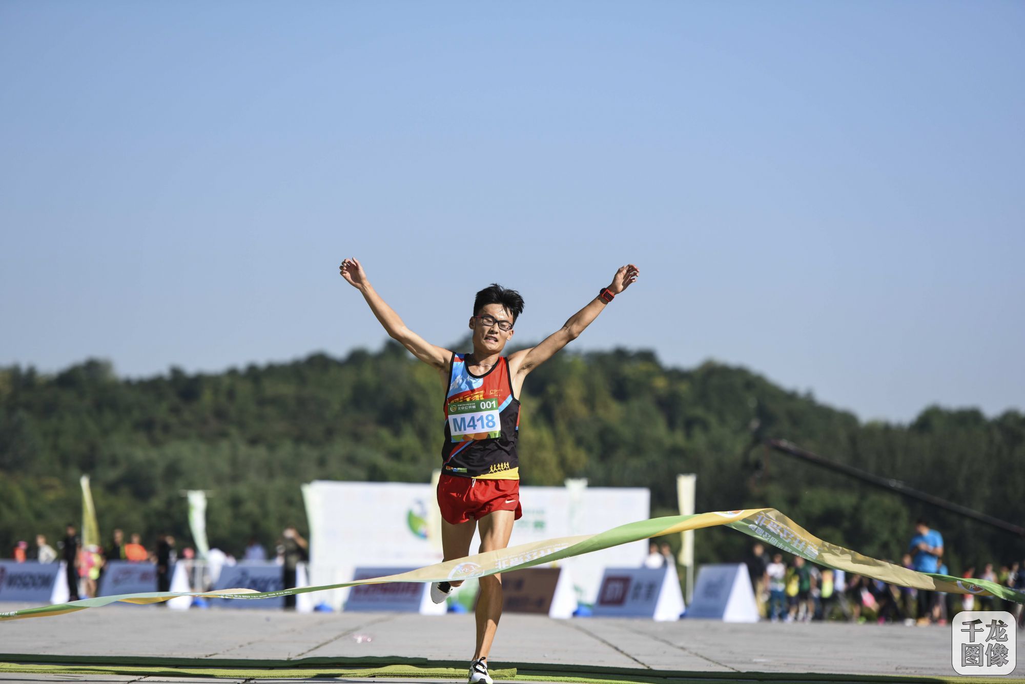首届公园半程马拉松北京公开赛，2015年9月13日8:00在北京奥林匹克森林公园举行，比赛距离为半程马拉松（21.0975公里）。【北京体育总会供图】