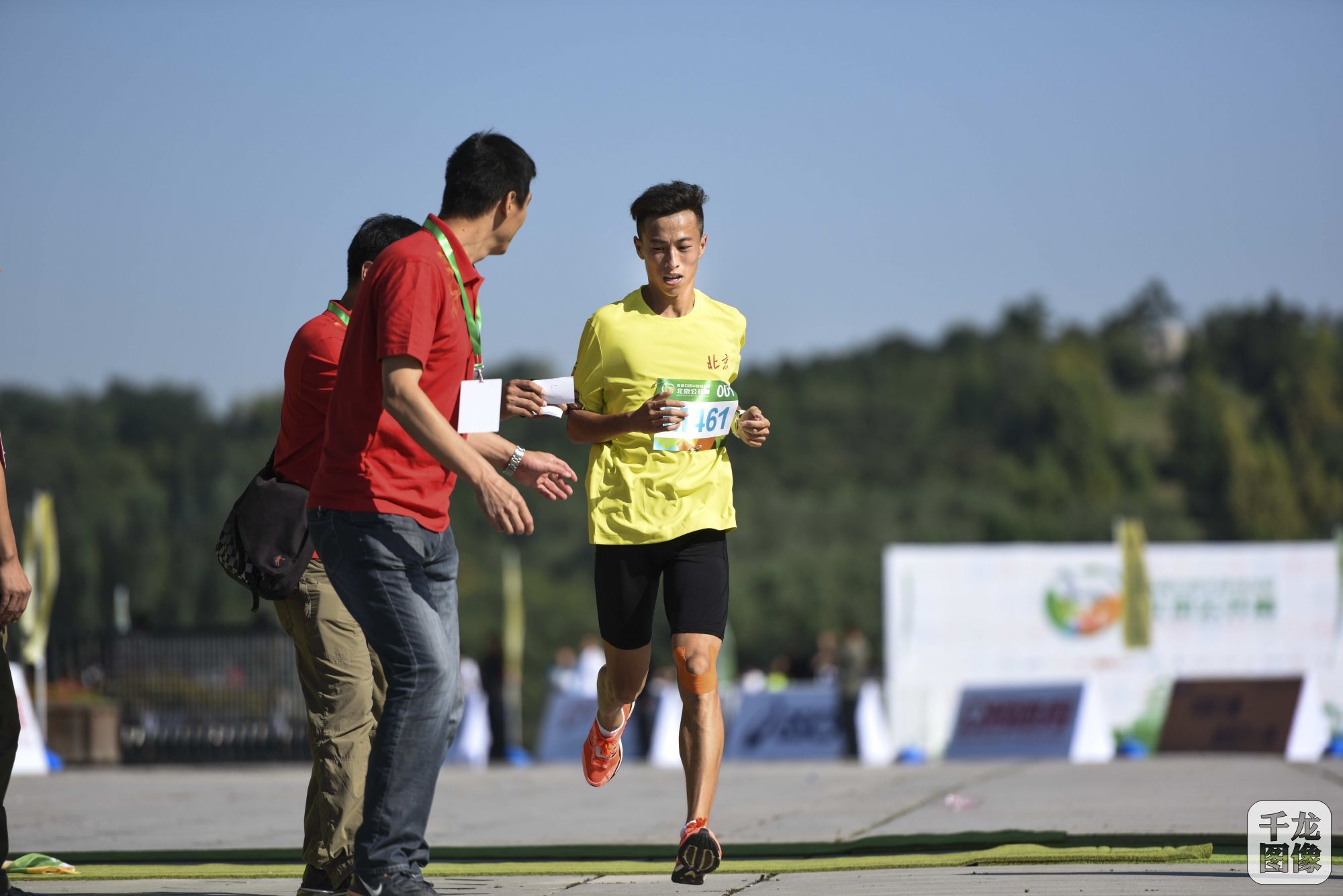 首届公园半程马拉松北京公开赛，2015年9月13日8:00在北京奥林匹克森林公园举行，比赛距离为半程马拉松（21.0975公里）。【北京体育总会供图】