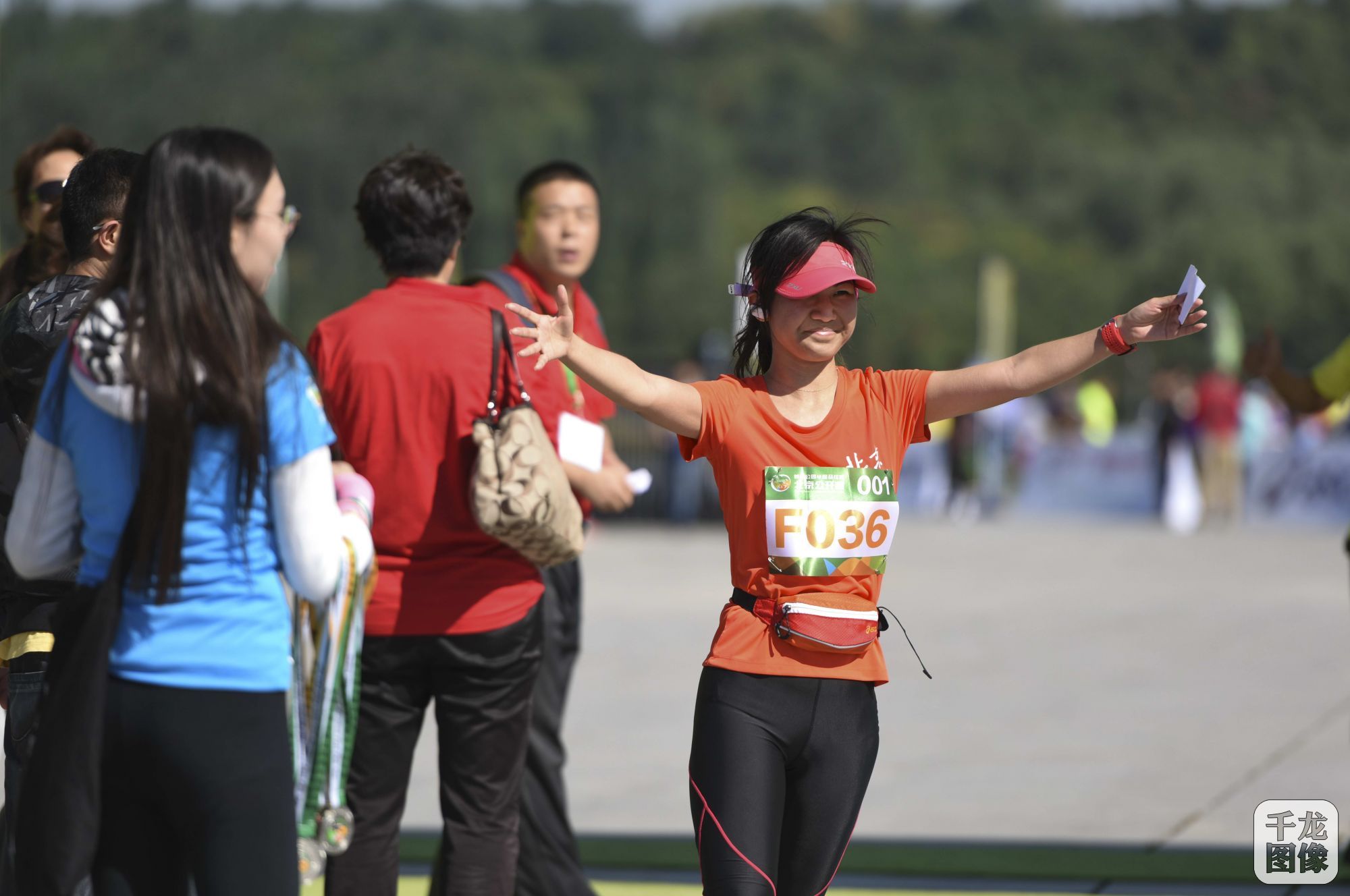 首届公园半程马拉松北京公开赛，2015年9月13日8:00在北京奥林匹克森林公园举行，比赛距离为半程马拉松（21.0975公里）。【北京体育总会供图】