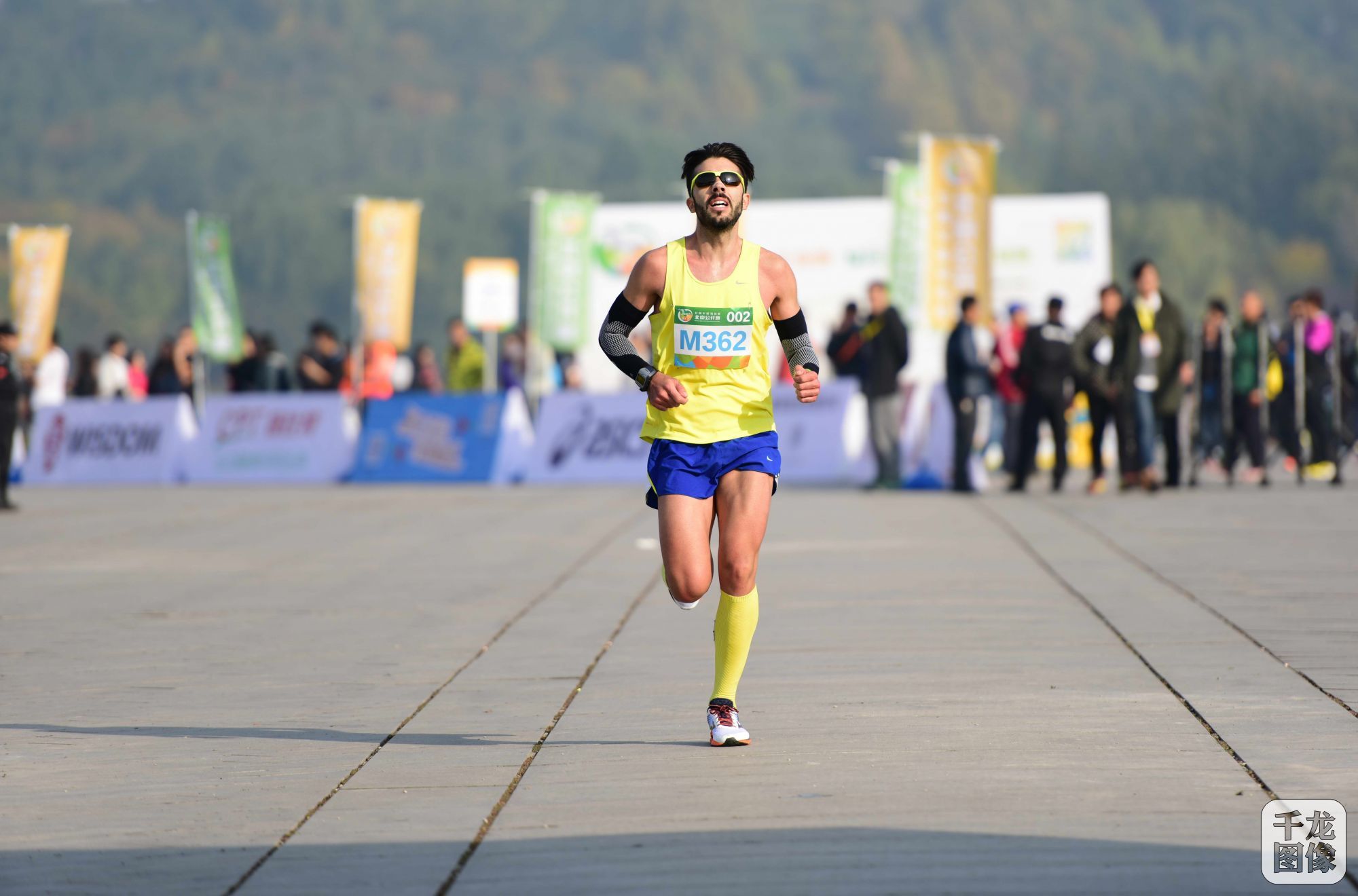 2015年10月24日，第二届公园半程马拉松北京公开赛在奥林匹克森林公园南园完满收官。共计740人报名参加，实际完赛选手男子组475人、女子组145人。本届参赛选手整体平均成绩明显高于第一届斑马平均成绩，且名次成绩前后紧追不舍，甚至1秒一个名次的差距。【北京市体育总会供图】
