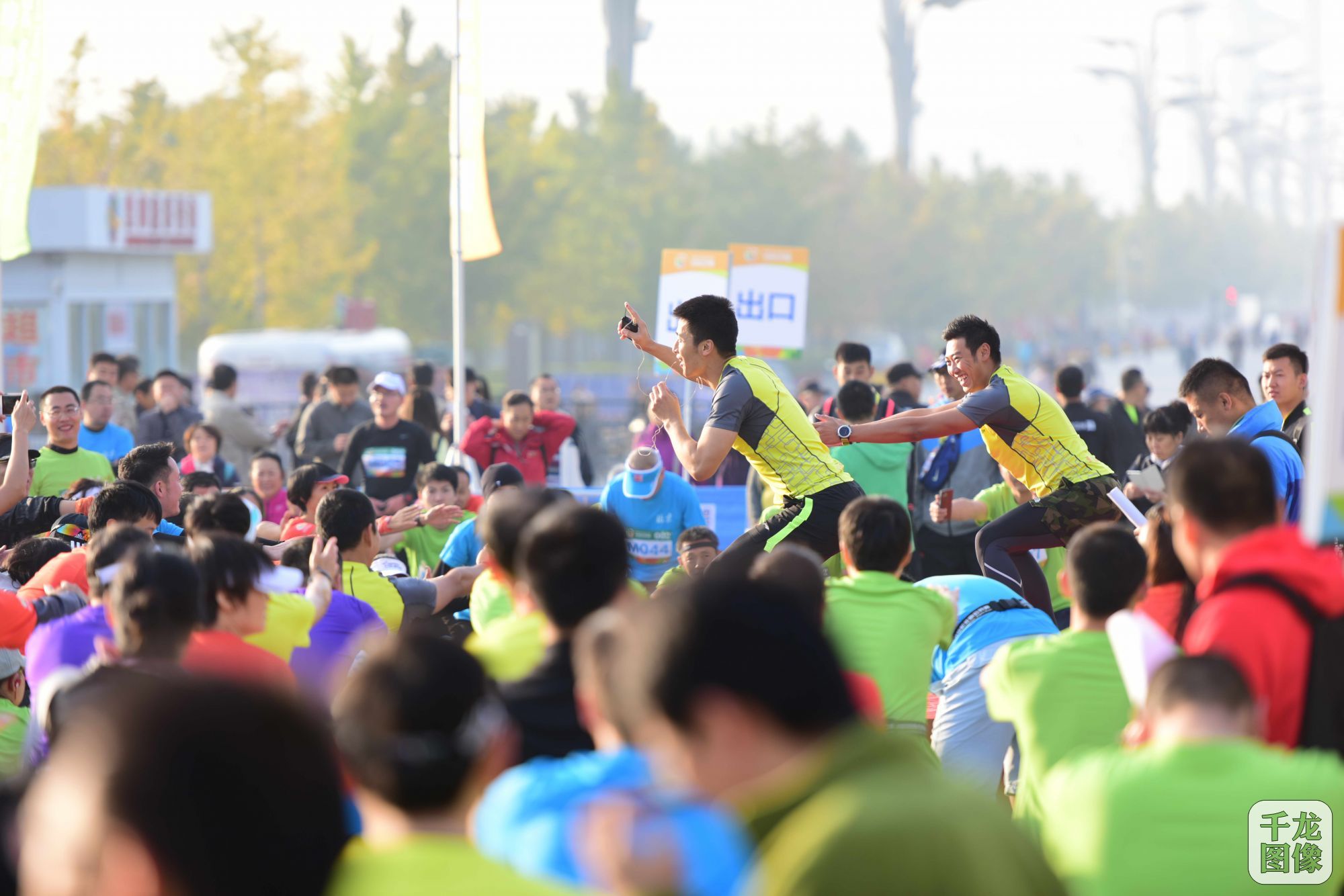 2015年10月24日，第二届公园半程马拉松北京公开赛在奥林匹克森林公园南园完满收官。共计740人报名参加，实际完赛选手男子组475人、女子组145人。本届参赛选手整体平均成绩明显高于第一届斑马平均成绩，且名次成绩前后紧追不舍，甚至1秒一个名次的差距。【北京市体育总会供图】
