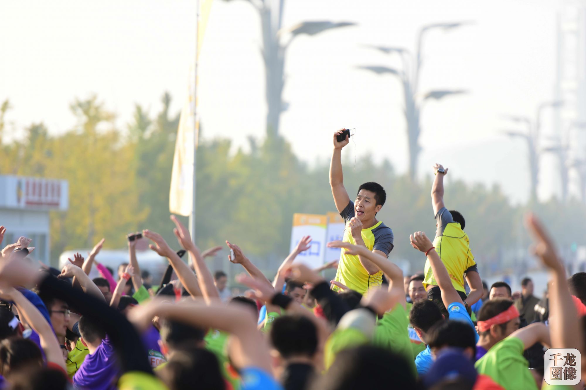 2015年10月24日，第二届公园半程马拉松北京公开赛在奥林匹克森林公园南园完满收官。共计740人报名参加，实际完赛选手男子组475人、女子组145人。本届参赛选手整体平均成绩明显高于第一届斑马平均成绩，且名次成绩前后紧追不舍，甚至1秒一个名次的差距。【北京市体育总会供图】
