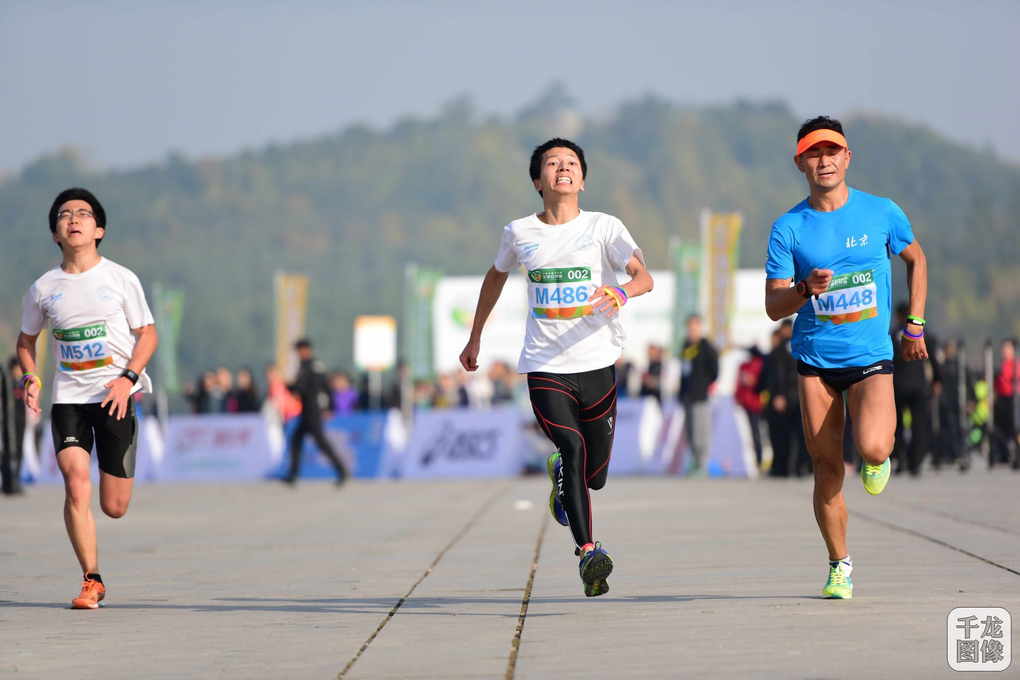 2015年10月24日，第二届公园半程马拉松北京公开赛在奥林匹克森林公园南园完满收官。共计740人报名参加，实际完赛选手男子组475人、女子组145人。本届参赛选手整体平均成绩明显高于第一届斑马平均成绩，且名次成绩前后紧追不舍，甚至1秒一个名次的差距。【北京市体育总会供图】
