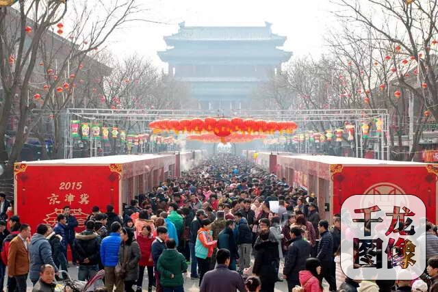 2016年2月13日，农历正月初六，第五届公园半程马拉松北京公开赛在中信国安第一城瓮城前集结起跑。经过近两个小时的激烈角逐，本次比赛男子组冠军由M345号选手，来自西班牙的Cornelio Velazovez以1小时17分47秒的成绩摘得，女子方面F057号选手戚红洁以1小时31分37秒的成绩问鼎女子组冠军。第五届公园半马不仅仅是跑者们的联欢，更给了他们在假期尾声携家带口共度传统佳节的机会。  【北京市体育总会供图】