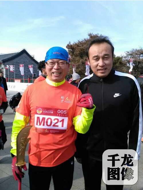 2016年2月13日，农历正月初六，第五届公园半程马拉松北京公开赛在中信国安第一城瓮城前集结起跑。经过近两个小时的激烈角逐，本次比赛男子组冠军由M345号选手，来自西班牙的Cornelio Velazovez以1小时17分47秒的成绩摘得，女子方面F057号选手戚红洁以1小时31分37秒的成绩问鼎女子组冠军。第五届公园半马不仅仅是跑者们的联欢，更给了他们在假期尾声携家带口共度传统佳节的机会。  【北京市体育总会供图】