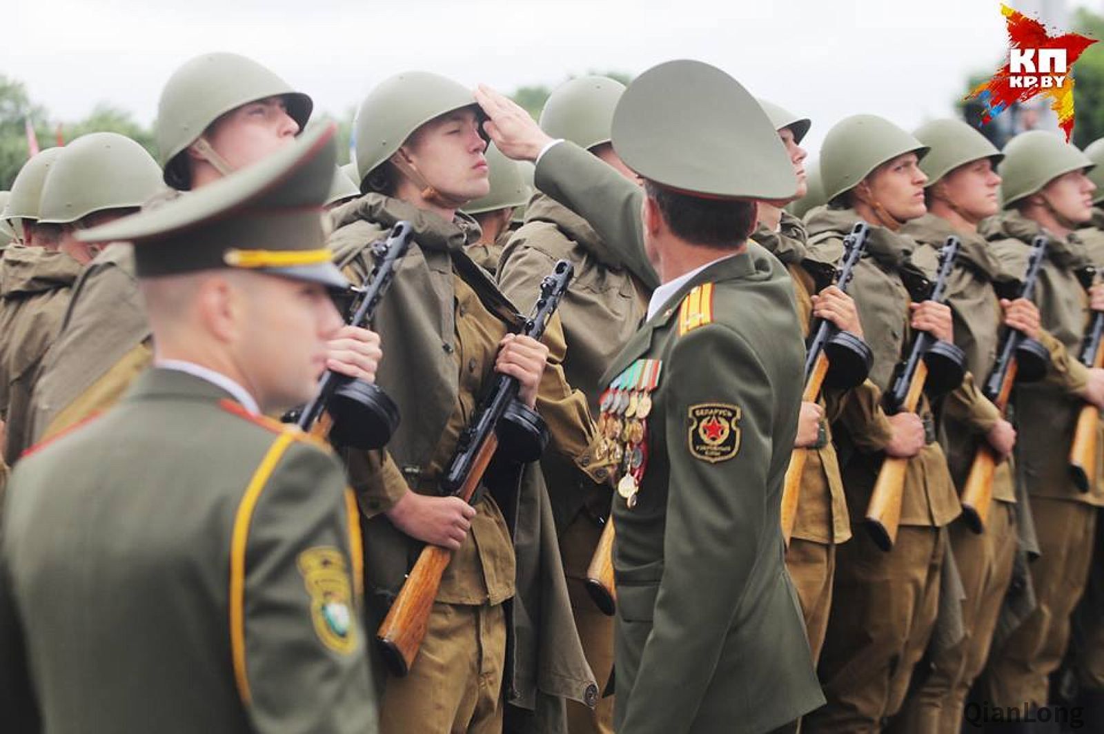 白俄罗斯举行独立日阅兵式 红旗轿车等多种中