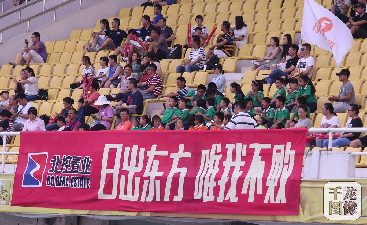 7月5日，2017女超联赛第5轮在北京朝阳体育中心开战，坐镇主场的北京北控置业女足经过90分钟的鏖战，0：2不敌来访的江苏苏宁女足，本赛季主场首次失利。值得一提的是，女足国家队主教练布鲁诺·比尼在主席台观看了整场比赛。千龙网记者 戚连民摄