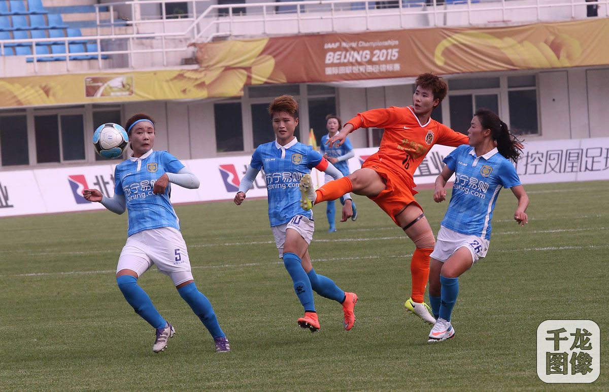 7月5日，2017女超联赛第5轮在北京朝阳体育中心开战，坐镇主场的北京北控置业女足经过90分钟的鏖战，0：2不敌来访的江苏苏宁女足，本赛季主场首次失利。值得一提的是，女足国家队主教练布鲁诺·比尼在主席台观看了整场比赛。千龙网记者 戚连民摄