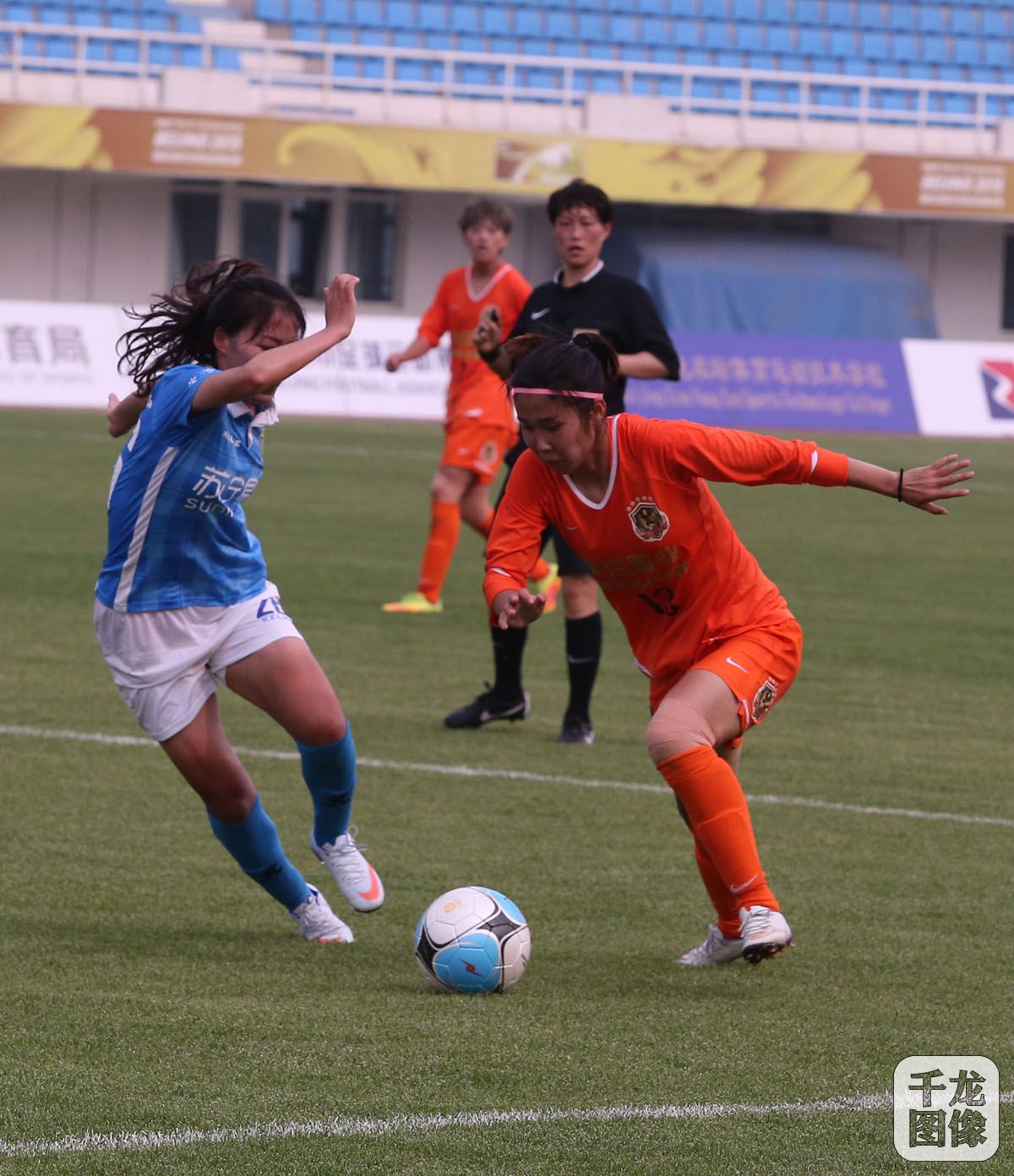 7月5日，2017女超联赛第5轮在北京朝阳体育中心开战，坐镇主场的北京北控置业女足经过90分钟的鏖战，0：2不敌来访的江苏苏宁女足，本赛季主场首次失利。值得一提的是，女足国家队主教练布鲁诺·比尼在主席台观看了整场比赛。千龙网记者 戚连民摄