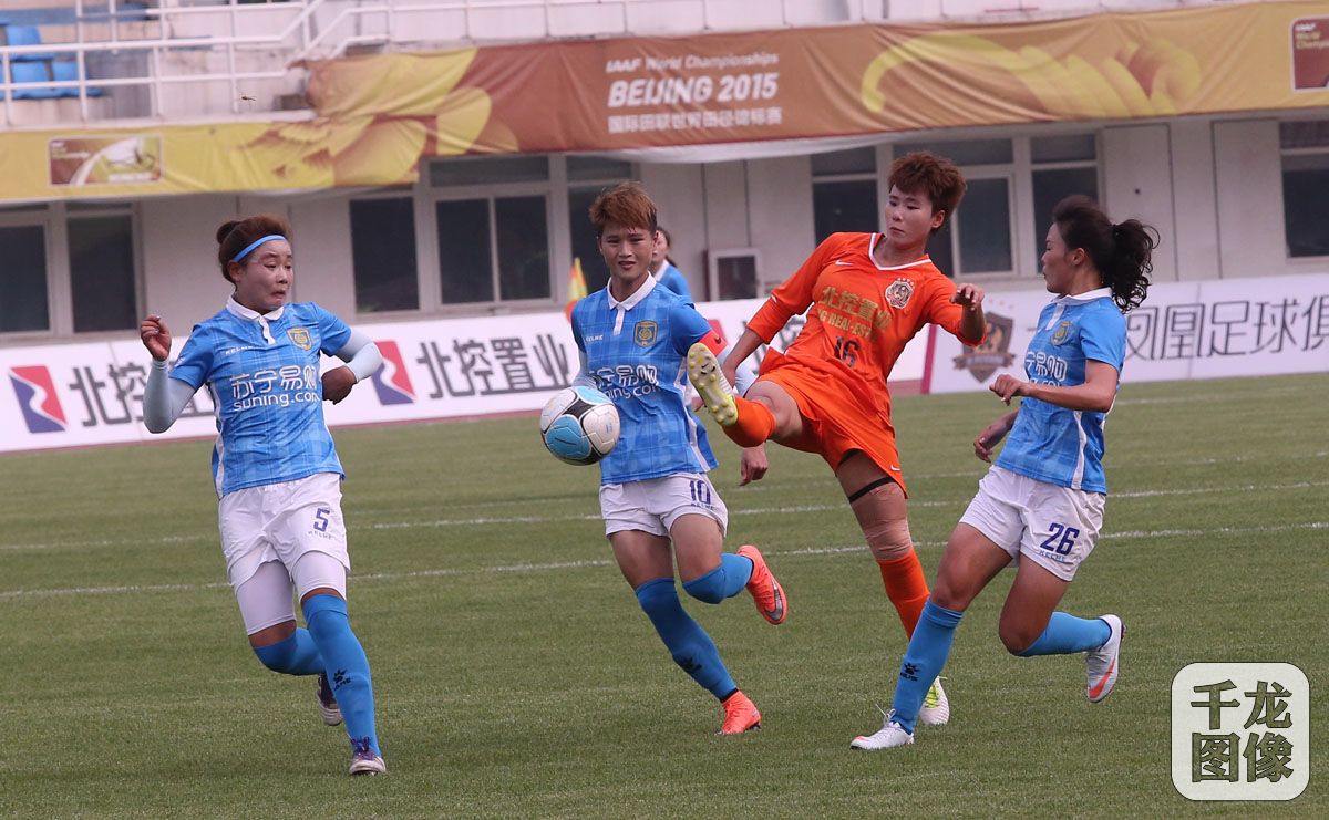 7月5日，2017女超联赛第5轮在北京朝阳体育中心开战，坐镇主场的北京北控置业女足经过90分钟的鏖战，0：2不敌来访的江苏苏宁女足，本赛季主场首次失利。值得一提的是，女足国家队主教练布鲁诺·比尼在主席台观看了整场比赛。千龙网记者 戚连民摄