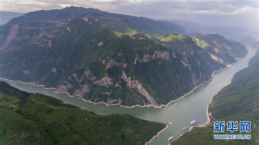 是巫峡的长江大拐弯景色(5月10日摄).-俯瞰美丽巫峡 3高清图片