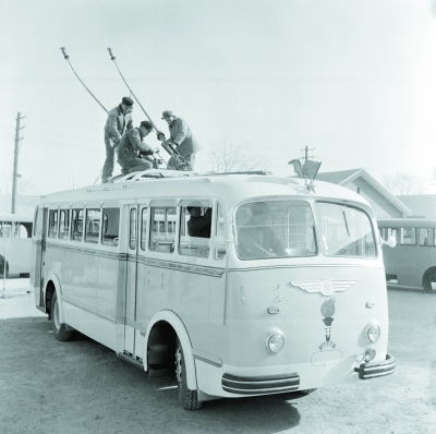 1957年，市电车公司无轨电车制配厂的青年工人在老师傅的协助下，利用业余时间装配成了一辆青年号无轨电车。王一波/摄