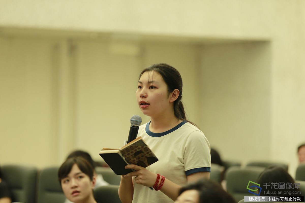 现场记者提问。