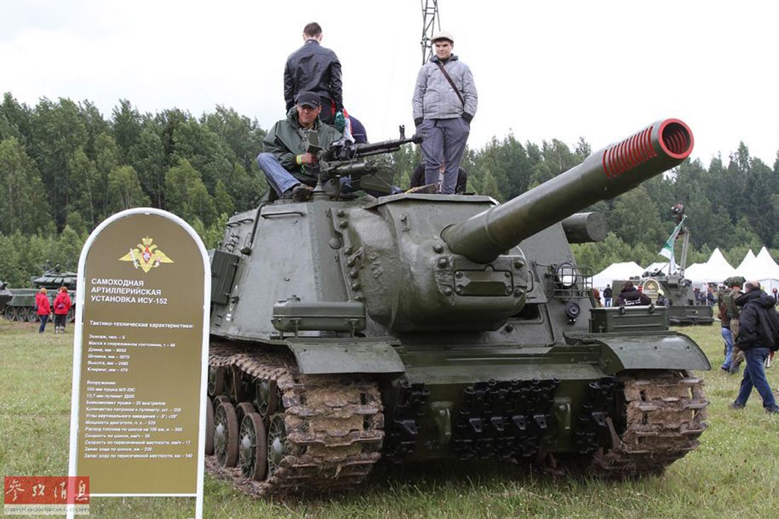 熊孩子玩大炮:俄举行年度军事电影节 民众近距