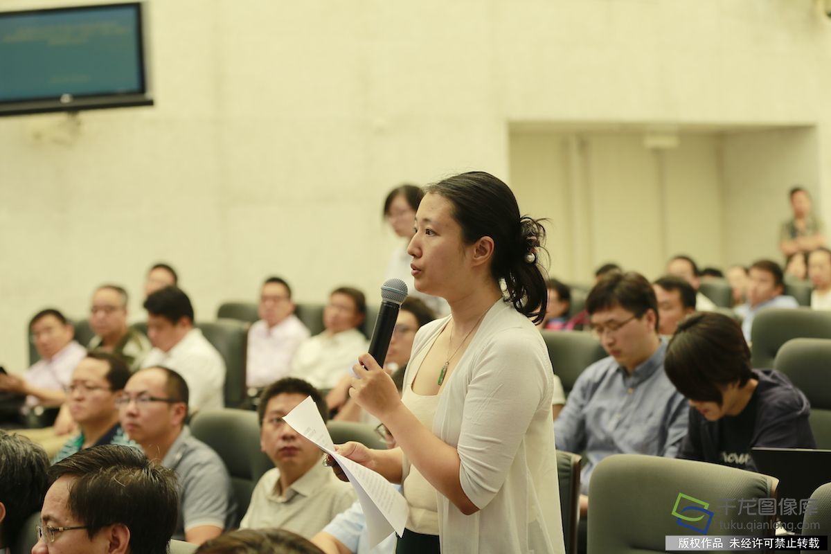 现场记者提问。