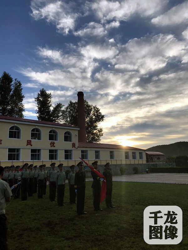 图说 滕震隶属中国人民武装警察部队在祖国最东端的一个武警中队,当兵七年来, 他已经有幸当选升旗手三十次。图为武警中队迎着第一缕阳光举行升旗仪式,滕震(前排中)作为升旗手。千龙网记者秦胜南摄