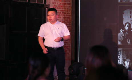 绿都集团杭州事业部总裁欧阳龙于现场讲述绿都的匠人情怀